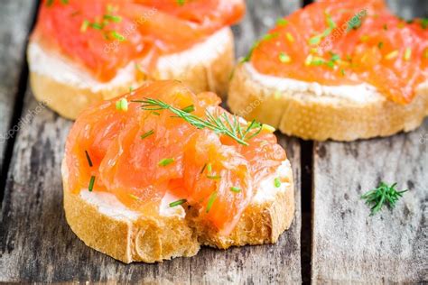 E poi il salmone nelle feste è una garanzia. Tartine antipasto di baguette con salmone affumicato ...