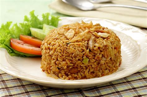 Nah, ternyata memasak nasi goreng sederhana namun dengan rasa istimewa rasa restoran bisa kamu lakukan di rumah. Sering Dilakukan, Makan Nasi Goreng Campur Timun Bisa ...