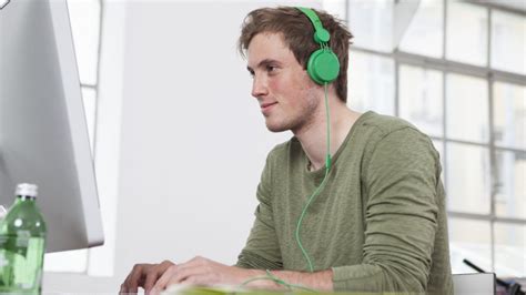 3 Ways Listening To Music Actually Makes You More Productive