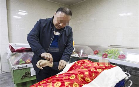 Chinese Woman Sends Husband To The Morgue After Thinking He Died In His
