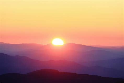 Sunrise Between Bald Mountain And Saddleback Mountain Mai Flickr