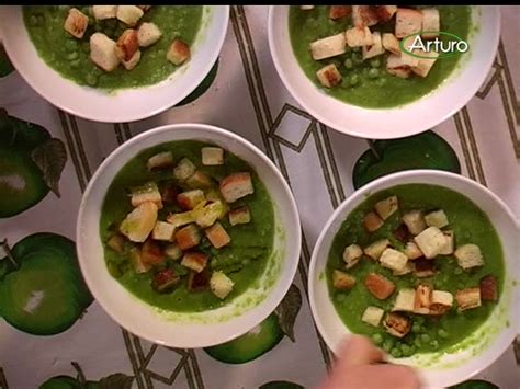 La zuppa di piselli è un piatto leggero, sano e nutriente, dal gusto delicato e genuino. Ricette TV: Zuppa di piselli