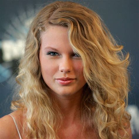 When taylor swift is not wearing makeup, she looks like a young and innocent teenager. Taylor Swift Without Makeup - 7 No Makeup Photos | BEAUTY/crew