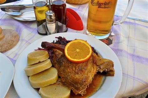 Das populärste bier ist in tschechien nach wie vor das pils mit einer stammwürze von rund 11 grad plato. Deftige Küche in Tschechien mit viel Bier | Essen, Essen ...