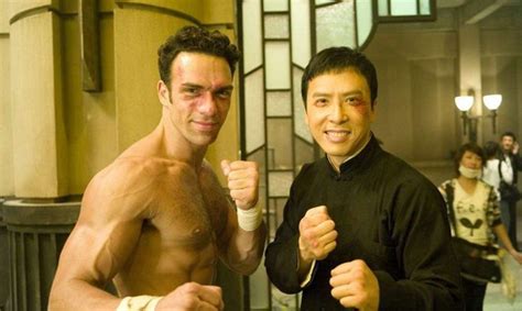 Donnie yen's ip man soloed 10 black belts.what has the old man done that compares, sacking some american street thugs? Ip Man 2, Donnie Yen tra inesattezze storiche e infortuni ...