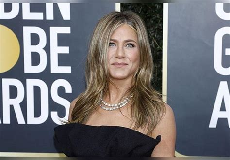 Jennifer Aniston Reveals Her Chest Sublimated By A Light Bra At 52