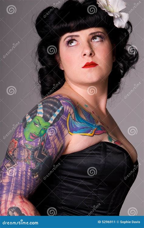 Donna Con I Tatuaggi Variopinti Immagine Stock Immagine Di Specifico Curva 5296911