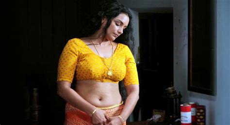 Swetha Menon Hot Saree Drop Scene In Rathinirvedam Actress Mirchi