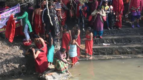 Sali Nadi 2018 Nepali Women Taking Holy Bath In Sali Nadi Youtube