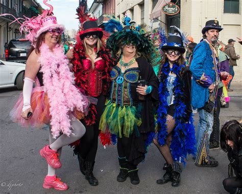 How To Dress For Mardi Gras Mardi Gras Parade Outfit Mardi Gras
