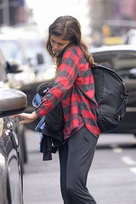 Zendaya and boyfriend jacob elordi enjoyed a flea market date on sunday, march 8, and got silly as they shopped. Zendaya Coleman Seen without make-up wearing a red plaid ...