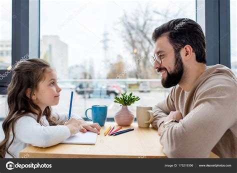 Padre Sonriente Mirando Hija Mientras Ella Álbum — Fotos De Stock