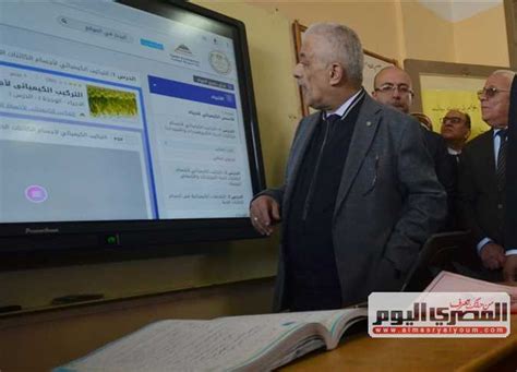 أرسلت وزارة التربية والتعليم والتعليم الفني اليوم الخميس القرار الخاص بصرف الزيادات الخاصة بالمعلمين اعتبارا من اليوم التالي لنشر اعتمد الدكتور طارق شوقي وزير التربية والتعليم والتعليم الفني، القرار الوزاري رقم 247 بتاريخ 14 ديسمبر 2020، بشأن منح شهادة… «شوقي»: تسليم طلاب أولى ثانوي «شريحة إنترنت» لأداء ...