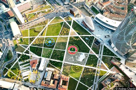 I giardini del parco biblioteca degli alberi sono formati dall'intrecciarsi di un sistema di sentieri e viali dritti e funzionali, che collegano tutti i punti strategici di accesso a quelli di uscita. Milano e la Biblioteca degli alberi