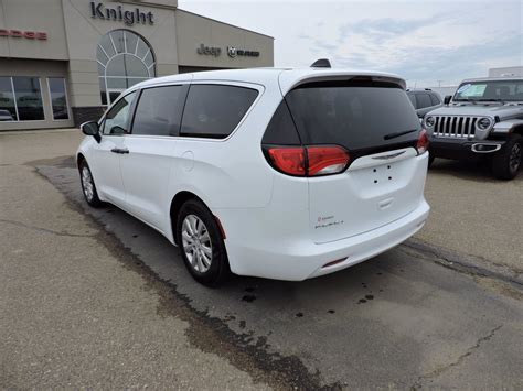 Pre Owned 2018 Chrysler Pacifica L 2wd Low Km Demo Special 7