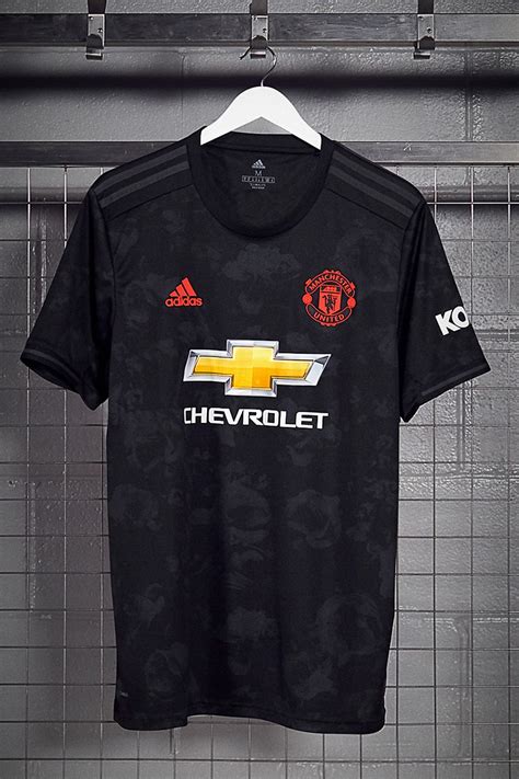 Featuring home, away, and third jersey options for everyone, you can find the perfect kit to wear while you cheer on the red devils at the next football match. adidas habille le troisième jersey de Manchester United d ...