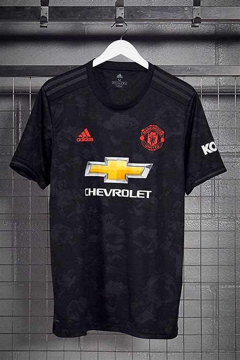 Manchester united release away shirt for the 2017/18 season inspired by iconic 1992 strip worn by ryan giggs. adidas habille le troisième jersey de Manchester United d ...