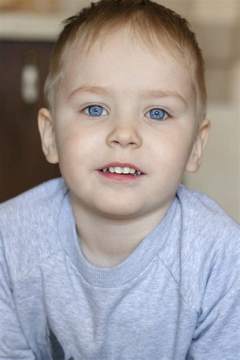 Retrato De Niño Caucásico Lindo Con El Pelo Rojo Jengibre Y Los Ojos