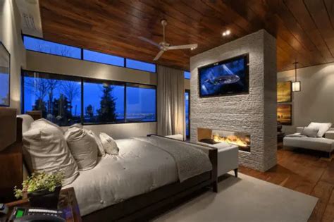 17 Impressive Master Bedrooms With Fireplaces