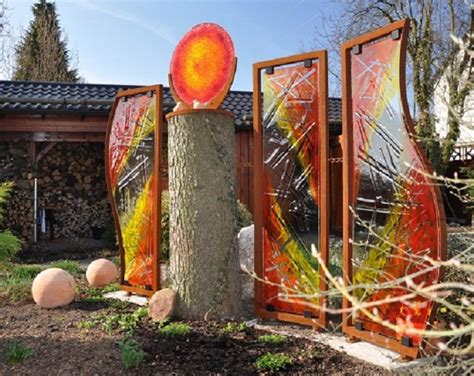 Durch sie können im außenbereich räume abgetrennt und neu strukturiert werden. Glas im Garten Gartenstele aus Glas - Der Glasgarten am ...