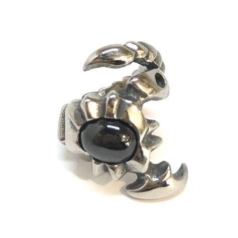 Une jolie bague qui adopte un style egypte ancienne avec son émail noir qui vient sublimer cette bague. Bague acier scorpion zirconium noir