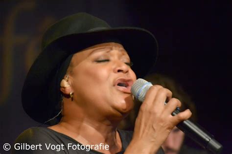 Ruth jacott (paramaribo, 2 september 1960) is een nederlandse zangeres.in 1993 neemt haar carrière een belangrijke wending als ze gevraagd wordt. Ruth Jacott vol energie in Avrotros Muziekcafé te Hilversum