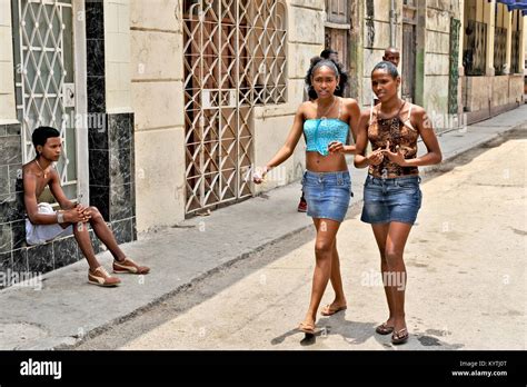 La Habana Cuba De Mayo De Dos Hermosas Mujeres J Venes