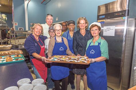 Feeding The Hungry At The Inn Manhasset Press