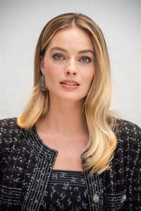 Her mother, sarie kessler, is a physiotherapist, and her father, is doug robbie. Margot Robbie - "Bombshell" Press Conference Photoshoot ...