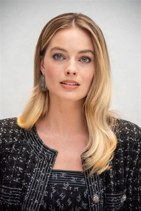 Welcome to simply margot robbie your best source dedicated to australian actress margot robbie who is best known for her roles as naomi lapaglia in the wolf of wall street and harley quinn in. Margot Robbie - "Bombshell" Press Conference Photoshoot ...