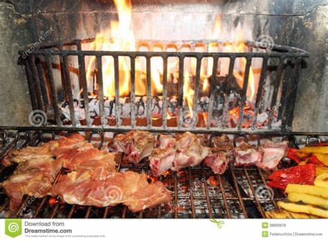 Definición y traducción en contexto de cocinar. Chimenea Para Cocinar La Carne Con Polenta Foto de archivo ...
