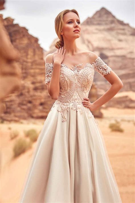 De plus, les robes de mariée personnalisées sont toujours disponibles pour vous! Robe de mariée brodée de perles et de dentelle - Oksana ...