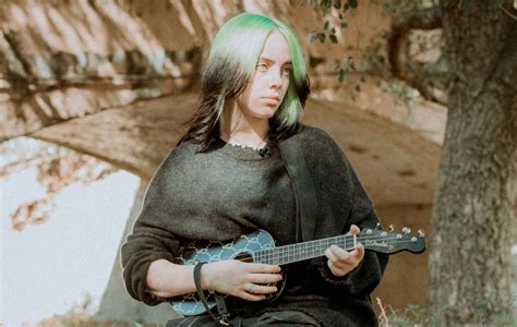 Би́лли а́йлиш па́йрат бэрд о'ко́ннелл — американская певица и автор песен. Billie Eilish partners with Fender to launch new ukulele