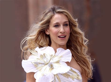 sex and the city 2 pivotal scenes that prove carrie bradshaw was terribly out of touch with