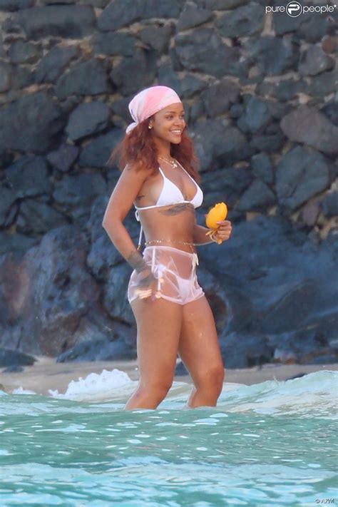 Rihanna Exibe Barriga Enxuta Em Foto De Biqu Ni Durante Dia De Praia No Hava Purepeople