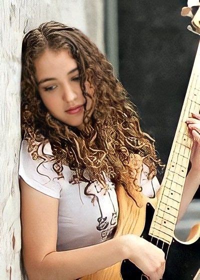 Pin By Yrih Miya On タル・ウィルケンフェルド Tal Wilkenfeld Female Guitarist