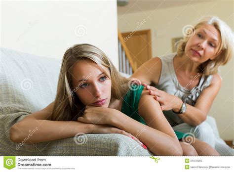 madre que conforta a la hija gritadora imagen de archivo imagen de becalm calma 51879555