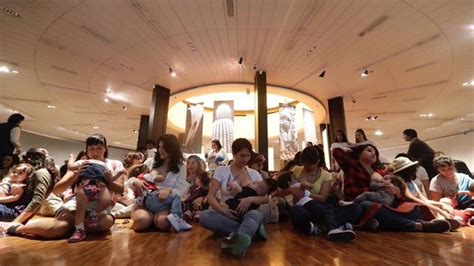 Madres Protestan Amamantando En El Museo De Arte Moderno Plumas Atómicas