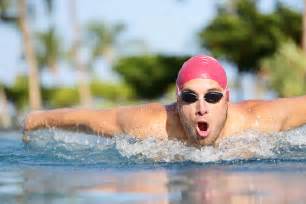 Colpi Di Farfalla Di Nuoto Dell Uomo Del Nuotatore In Stagno Fotografia Stock Immagine Di