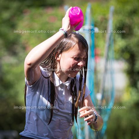 Teenage Girl Cools Down By Throwing Water Over Her Headの写真素材 90221443