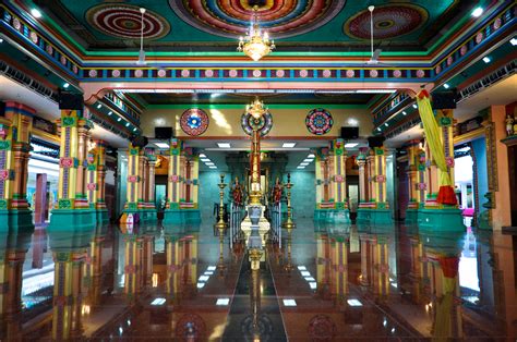 Alle inscripties en tekens hier, evenals in chinatowns van andere landen, worden in het chinees gedupliceerd. A tour of temples around Chinatown in Kuala Lumpur - ExpatGo
