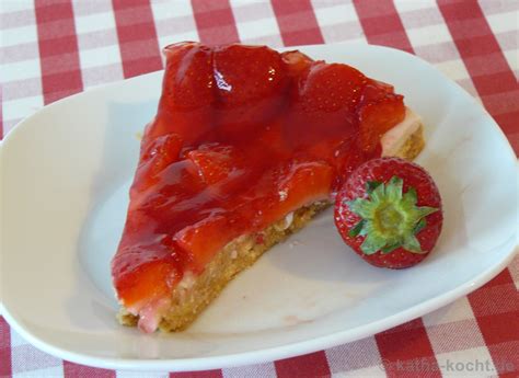 Das ganze kommt dann in eine springform und muss gut angedrückt werden. Erdbeerkuchen mit Keksboden und Vanillecréme - Katha-kocht!