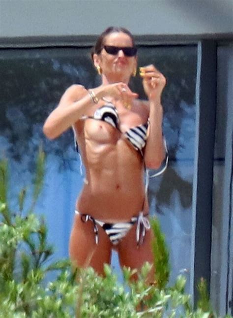 Izabel Goulart Nude Boobs Caught By Paparazzi In Thefappenist