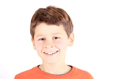 图片素材 头发 男孩 肖像 年轻 手指 儿童 耳 臂 表情 发型 口 人体 白种人 面对 鼻子 快乐 颈部 幼儿 器官 齿 拇指 颚 感 下巴