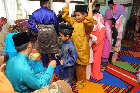These images will give you an idea of the kind of image(s) to place in your articles and wesbites. Disini Aku Ukir......: gambar hari raya 2011..