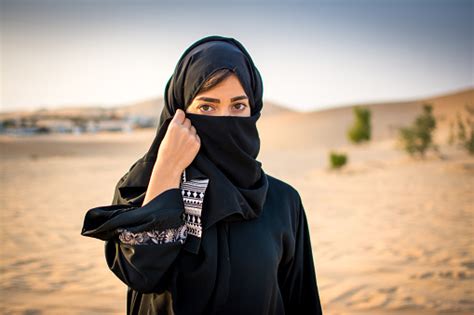 Çölde Geleneksel Arap Giysili Güzel Müslüman Kadının Portresi Stok