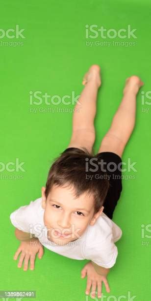 체조 운동을하는 녹색 요가 매트에있는 어린이 소년 가정에서의 피트니스 개념 6 7 살에 대한 스톡 사진 및 기타 이미지 6