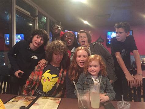15 adorable pictures of stranger things cast spending time together playjunkie