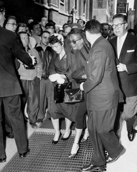 Mehrere zehntausend frauen haben am montag in der. Joan Crawford at the funeral of her husband Alfred Steele ...