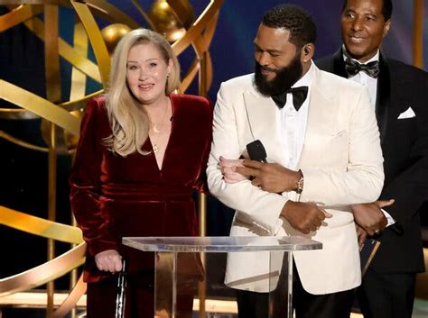 Christina Applegate Gets Standing Ovation At Emmy Awards The New York Times